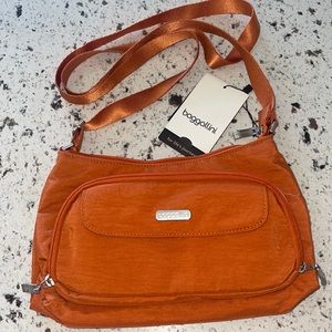 ❤️NEW!!!❤️ Baggallini Crossbody Handbag with adjustable strap.
